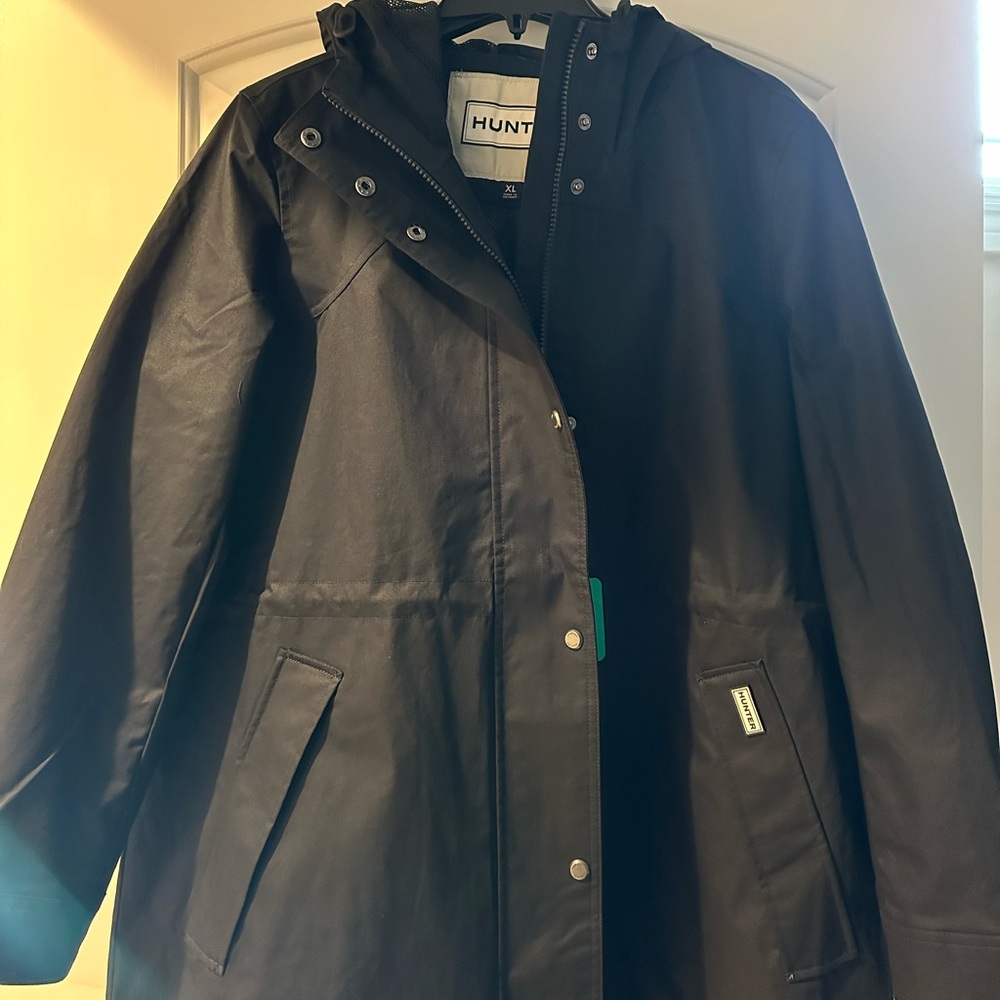 Hunter Lady water resistant jacket available in black and green. NEW
